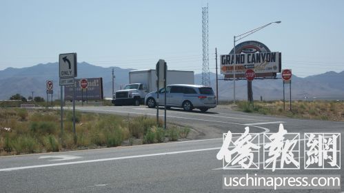 事发地路口交通比较繁忙。照片显示为正常情况下车辆让行及行驶情况。(侨报记者