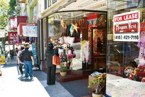 旧金山华埠生意一年不如一年，招租的告示在都板街不时可见，小区人士忧长此以往华埠不复存在。（美国《星岛日报》/张劲林