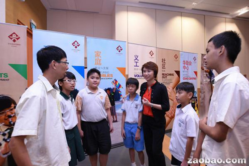 刘燕玲(右三)颁奖后,向华助会补习班一些受表扬学生了解他们的学习情况。(华助会提供)