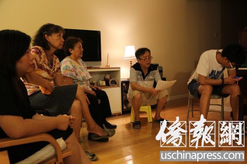十几位小区华裔居民一起向记者反映小区治安一团糟的情况。（美国《侨报》/高睿