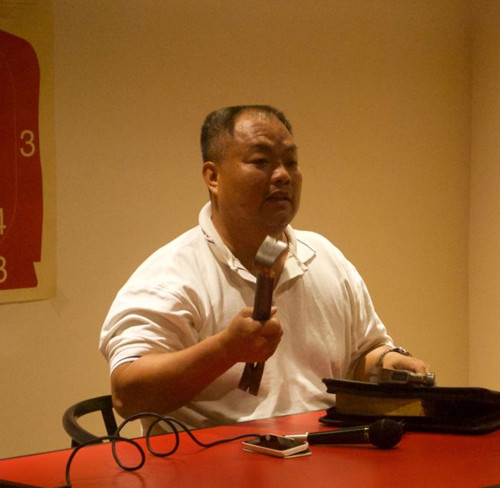 Jim梁展示可常备车内用于防身的物品。(美国《世界日报》/陈开