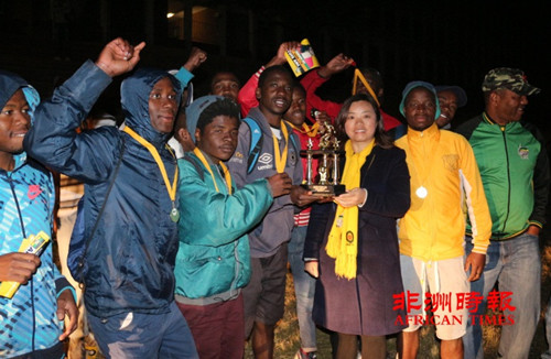 南非华人社区赞助贫困区青年举办足球友谊赛-