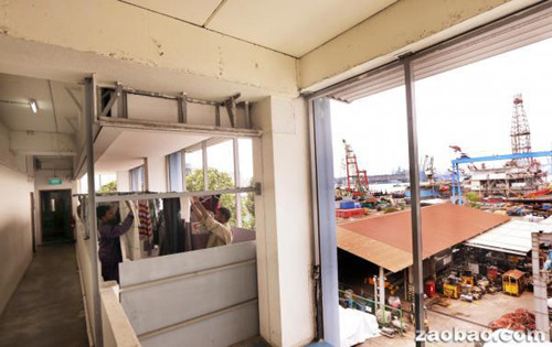 人力部政务部长张思乐探访的洪新刘海运在班丹路一带的客工宿舍。（新加坡《联合早报》/周柏荣