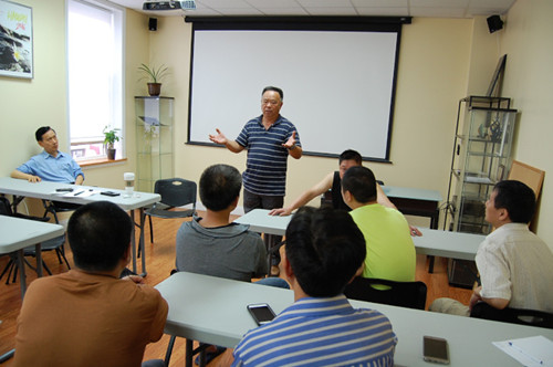 大费城福建同乡会会长朱枫，1日在紧急会议中呼吁华裔外卖店和各类商号，对近来团伙犯罪要提高警觉。(美国《世界日报》/刘麟