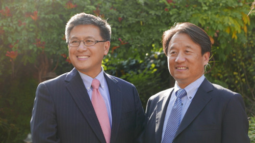 江俊辉(左)在一次筹款参会上。(美国《世界日报》/李雪