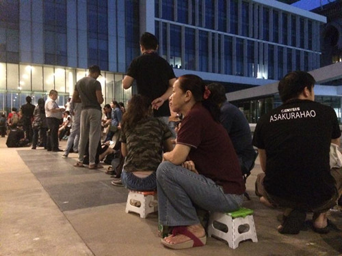 由于限量发出号码,因此布城移民局总部,天未亮已出现大批排队人潮。(马来西亚《星洲日报》)