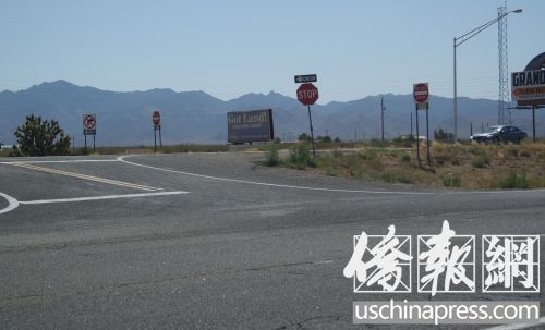 事发路口竖立多块指示牌。（美国《侨报》/章宁