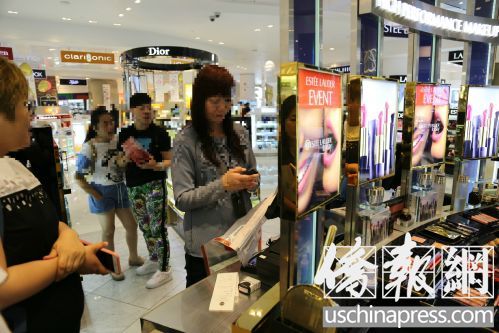 事发免税店。目前该店并未对事件作出任何回复。(美国《侨报》/陈忠启