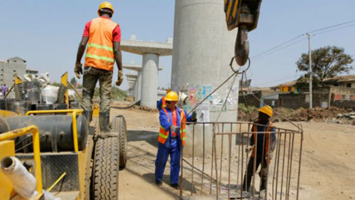 目前，有数以千计的中国工人参与肯尼亚的公路和铁路建设项目。