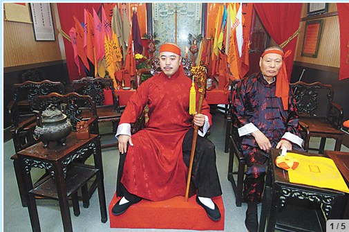 周国祥2006年8月正式出任洪门龙头，在仪式上和美东洪门监督伍璇卓(右)合照。（美国《星岛日报》资料图）