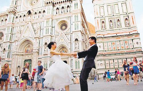 麻宁与丈夫在意大利拍摄浪漫婚纱照。（法国欧洲时报网