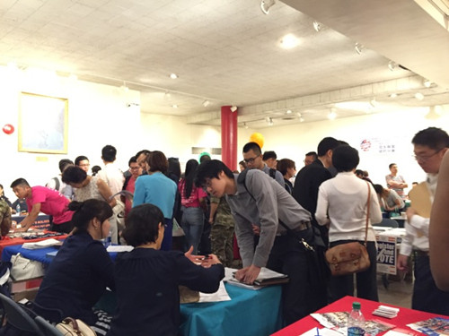 亚裔职业日吸引了众多求职者。(美国《世界日报》/金春香
