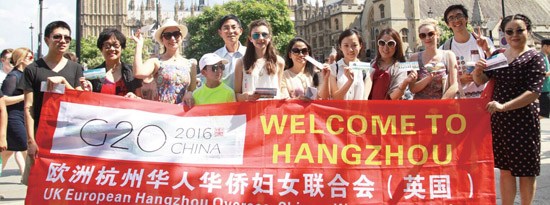 欧洲杭州华人华侨妇女联合会的成员们在伦敦英国国会广场、威斯敏斯特桥、泰晤士河边等伦敦地标性景点，展开了G20杭州峰会宣传活动。（图片来源：主办方供图）