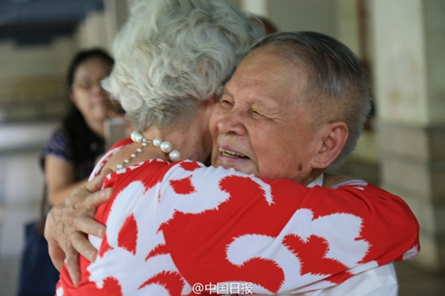 27日下午，玛丽·普雷维特带着18封感谢信，跨越万里赶到贵州，感谢在二战中把她从潍县(今潍坊)集中营解救出来的英雄——91岁的王成汉。两位老人相拥而泣。(记者杨军