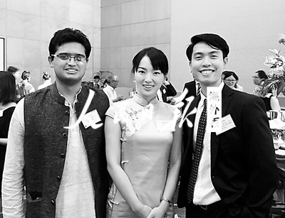 图为曲季(中)在大塚敏美育英奖学财团2016年奖学金认定式现场和共同获得奖学金的同学合影。