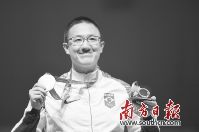 北京时间7日凌晨,菲利佩·吴在颁奖仪式上。新华社发