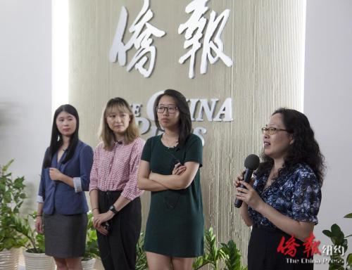 “成功申请大学经验分享”讲座主持人李竑介绍进入藤校的小记者们,左一至左三分别为宾夕法尼亚大学施琳娜,哥伦比亚大学谢乔乔,康奈尔大学柯佳林。