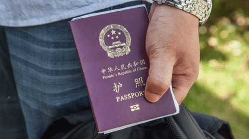 这名中国游客向德国当局上交了他的中国护照。(BBC中文网)