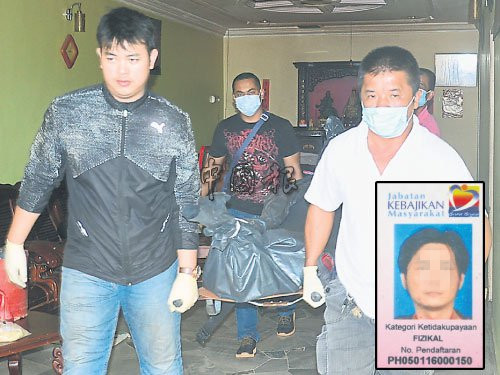 警员把死者尸体抬出房外,载往中央医院解剖,以鉴定死因。(马来西亚《中国报》/符国栋