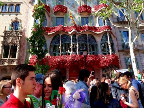 资料图片：2016年4月23日，在西班牙加泰罗尼亚地区首府巴塞罗那，著名旅游景点巴特罗之家“穿”上“玫瑰盛装”。新华社记者周喆摄