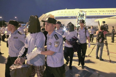 8日，在首都机场，电信诈骗嫌犯被押下飞机。京华时报通讯员陈路坤摄