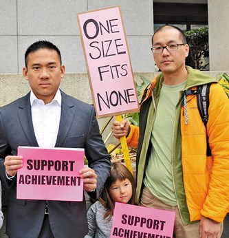 华裔民众抗议学区数学改革。(美国《世界日报》/王湛