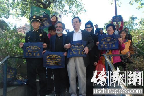 旧金山市议员佩斯金(前中)、中央警署警长拉萨(前左)、安老自助处行政总监钟月娟(后右二)、旧金山住客联会主席梁荣浩(前右),和华裔居民们手拿防止祈福党环保袋,呼吁华裔居民谨防祈福党欺骗。(美国《侨报》/吴卓明