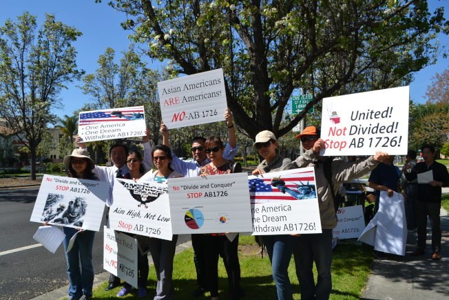 休斯敦华裔联盟号召休华人社团及个人联署反对加州AB1726亚裔细分法案。图为此前加州华人团体上街游行反对AB1726法案。（美国《世界日报》/资料照片）