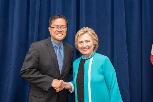 洛杉矶小区学院理事方树强（左）和民主党总统候选人希拉里讨论教育政策。（美国《世界日报》）