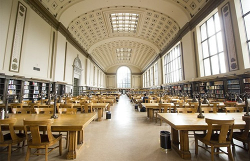 这是加州伯克利大学总图书馆，学生夜读，离开图书馆时，担心遇上抢案。（美国《世界日报》）
