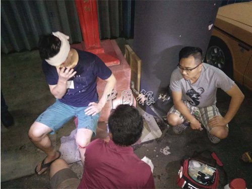 2名华裔青年在玩着“神奇宝贝Go”游戏时遭轿车撞伤。(马来西亚《中国报》)