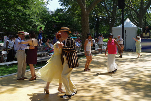 复古爱好者们身着上世纪20年代服装，随着爵士乐翩翩起舞。（美国《世界日报》；金春香/摄影）