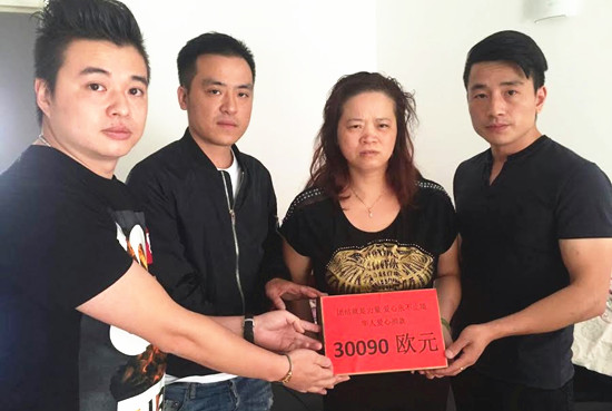 华人代表亲手将善款交到张朝林家人手中。(欧洲时报记者