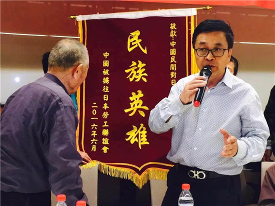中国劳工代表向童增赠送“民族英雄”锦旗,他坚辞不受,他说功劳应该属于全体中国人民。