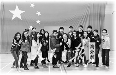 8月11日，在澳大利亚国立大学主体育场，部分留澳学子及华侨华人在五星红旗前拍照，为中国奥运健儿加油。