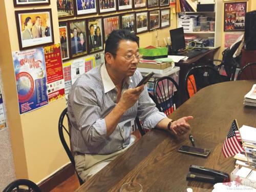 亚裔维权大联盟总召集人陈善庄尝试联络远在国外的梁妈妈。(美国《侨报》)
