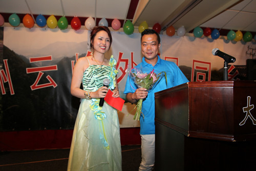 图为当选首届欧洲云峰桐外乡同乡会会长张力挺在发表致辞。(左一)