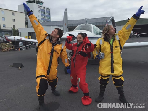 陈静娴和她的两位机组人员在飞过大西洋之后的合影。