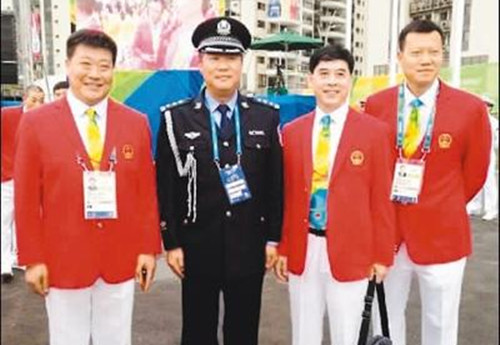 公安部派驻里约的临时警务联络官邵伟民(左二)在奥运村与中国体育代表团官员在一起。