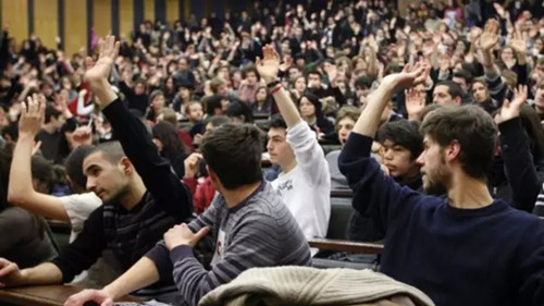 法国高校求学成本连年增加。学生们在经济压力下不得不打工。（法国《欧洲时报》）