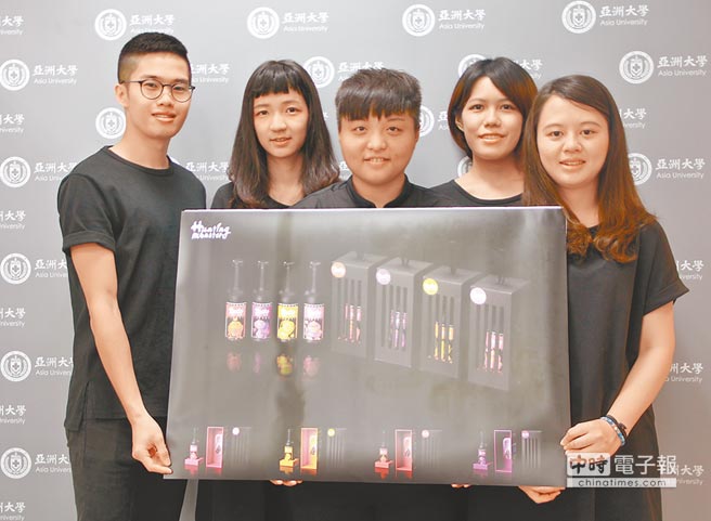 亚大视传系学生黄建晔(左起)、从瑀庭、陈佳稜、周亦柔、蔡雅欣设计“怪兽亨提”调酒饮品包装,获红点最佳奖。(台湾《中国时报》/林欣仪