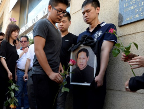 旅法侨胞张朝林被抢劫打死事件引发在法华侨华人的极大愤怒和抗议。8月14日举行的悼念活动上,约有4000余名民众(据组织者的数据)聚集在欧市市政府广场。人们排起百米长的队伍,逐一在广场上摆放鲜花和蜡烛,寄托哀思。