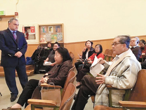 旧金山警委会为聘请局长听取民意的小区会议,在华埠举行,出席者众多,包括胡国华(右一)及白兰(左二),左一为警察委员麦苏柯。(美国《世界日报》/李秀兰