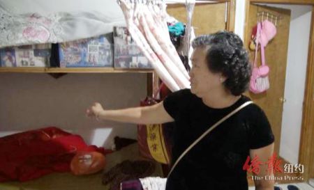 李阿婆指着客厅一角说她每天睡在客厅里与冰箱为伍。(美国《侨报》/崔国萁