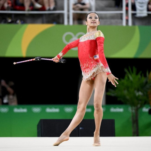 16岁的华裔少女曾昳晗，19日创下美国韵律体操32年来在奥运会最佳成绩，但以些微之差，错失参加决赛机会。（美国《世界日报》）