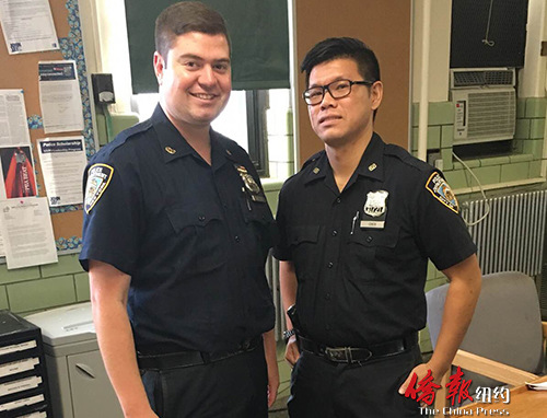 66分局华警陈俊强(右)与搭档阿萨维斯(左)成功将连环抢匪抓捕归案。(美国《侨报》)