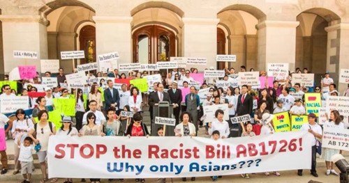 当地时间8月10日数百名华裔在沙加缅度集会抗议AB1726法案。（美国《世界日报》）