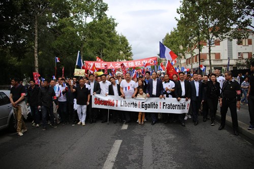 数千名华侨华人21日在巴黎北郊的奥贝维利耶市高呼口号举行示威游行，旅法侨领和张朝林家人走在游行队伍的前面。（法国《欧洲时报》/黄冠杰