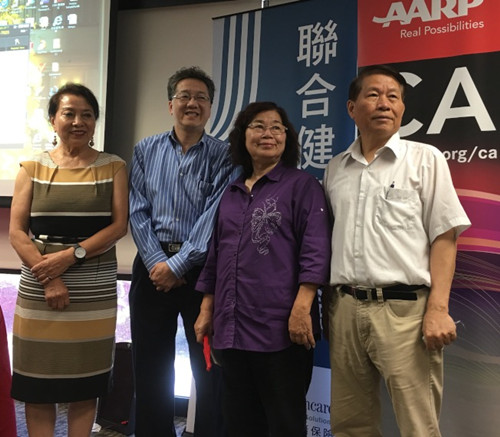 AARP洛杉矶华人分会会长史乃丽(左一)邀请黎秉伦(左二)讲解老年人防骗绝招。(美国《世界日报》/张敏毅