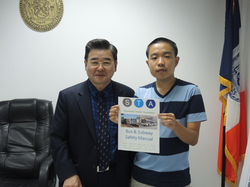 黄瀚阳(右)感谢市议员顾雅明(左)的捐助和支持。(美国《世界日报》朱蕾／摄影)